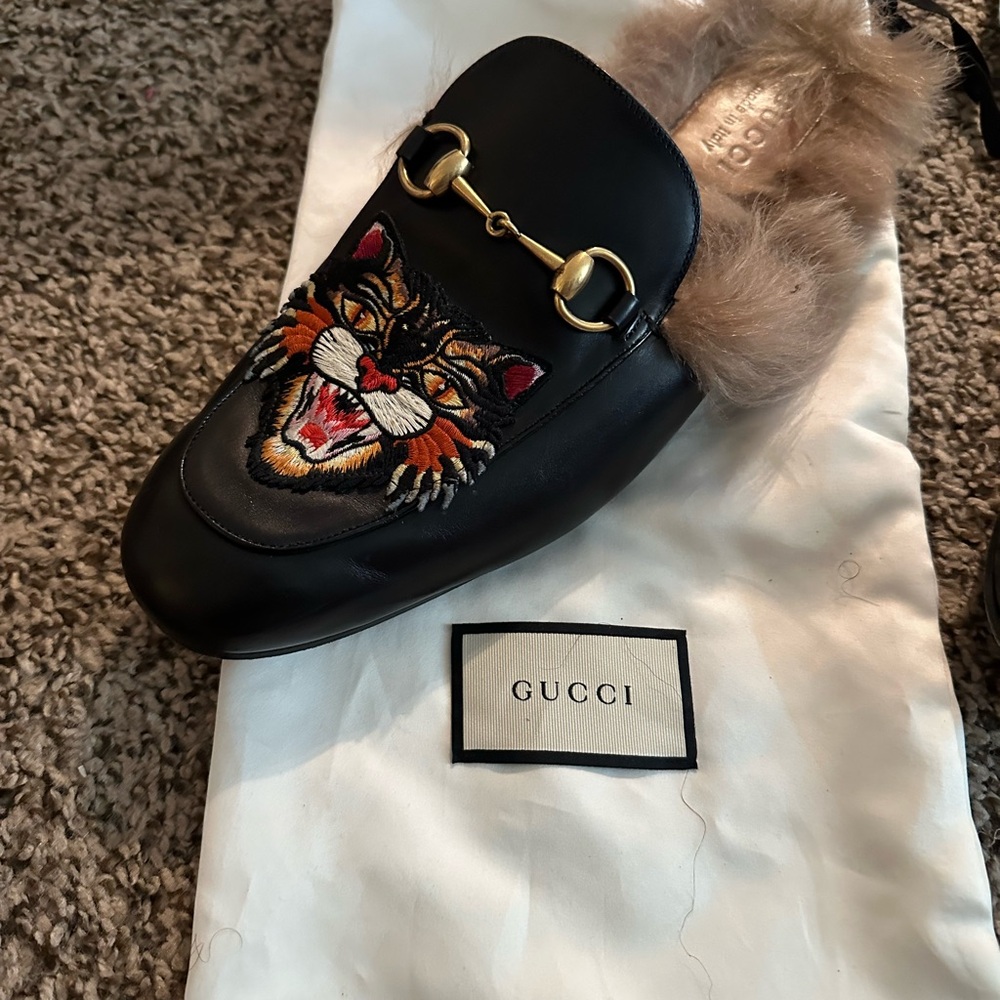 Gucci Black Leather Loafers with Embroidered Cat